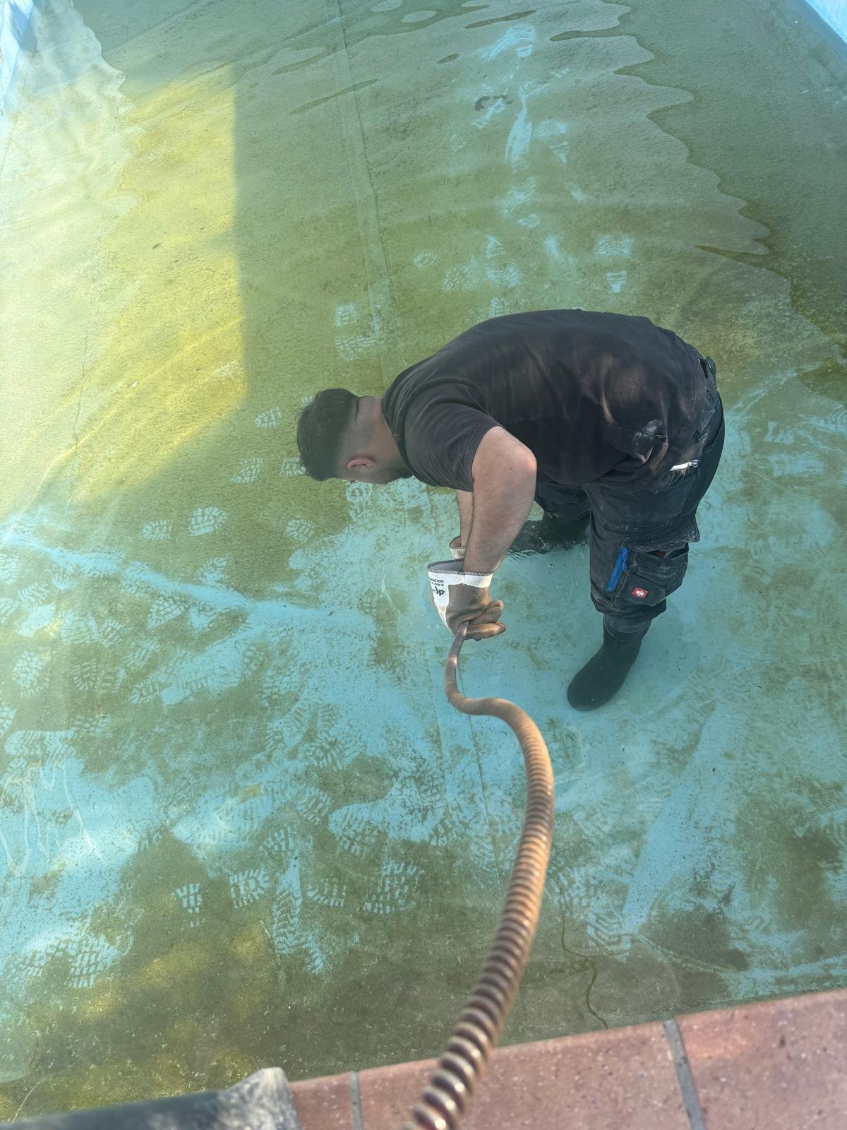 Spiralreinigung eines Außenablaufs im Becken
